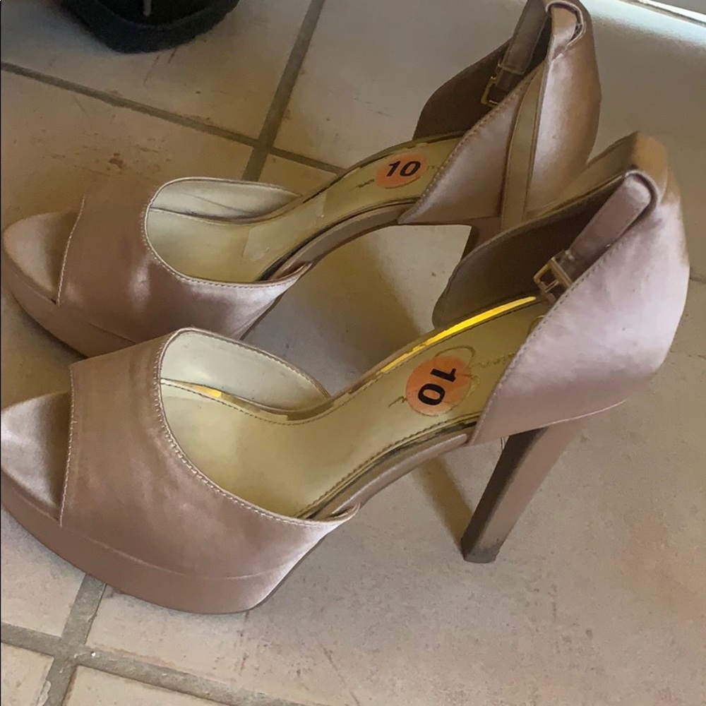 Heeled shoes